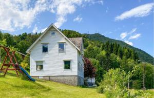 Cozy Home In Austefjorden With Wifi
