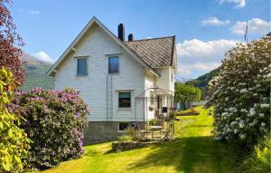 Cozy Home In Austefjorden With Wifi