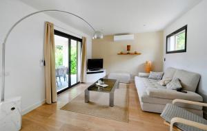 Maisons de vacances Stunning Home In St Laurent Des Arbres : photos des chambres