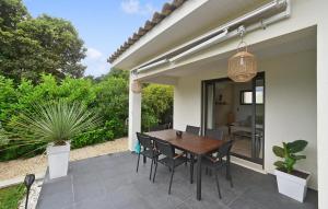 Maisons de vacances Stunning Home In St Laurent Des Arbres : photos des chambres