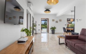 4 Bedroom Lovely Home In Labin 