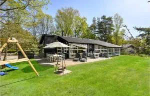 Awesome Home In Glesborg With Kitchen - Fjellerup Strand