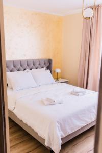 Central White Apartment