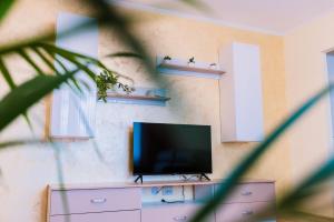 Central White Apartment