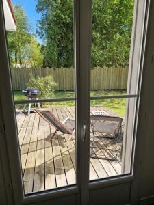Maisons de vacances Pretty wooden house with terrace - Bassin d'Arcachon : Maison 3 Chambres