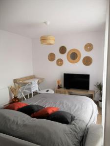 T2 proche Marais avec vue cathédrale et garage à moto