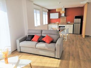 T2 proche Marais avec vue cathédrale et garage à moto