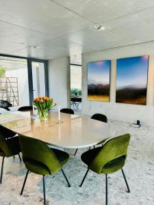 B&B / Chambres d'hotes Le Pavillon M, Piscine et Spa au pied du chateau, Petit-Dejeuner inclus, Parking prive : photos des chambres