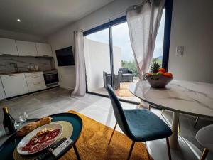 Appartements Porticcio Vacations - Terrasse, Piscine, Jacuzzi, Clim - by TGB : photos des chambres