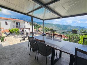 Holiday House Above with pool and summer kitchen