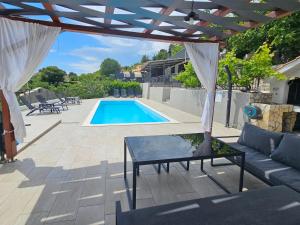 Holiday House Above with pool and summer kitchen