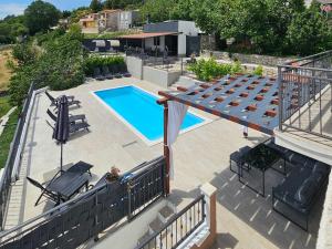 Holiday House Above with pool and summer kitchen