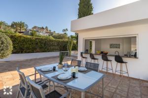 Villa La Morena by Abahana Villas