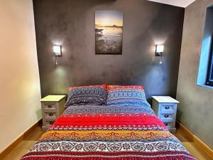 Chy Mena. South facing lodge with hot tub & views.