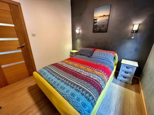 Chy Mena. South facing lodge with hot tub & views.