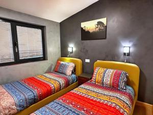 Chy Mena. South facing lodge with hot tub & views.