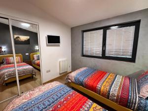 Chy Mena. South facing lodge with hot tub & views.