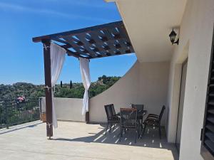 Holiday House Above with pool and summer kitchen 
