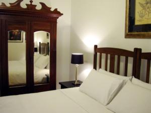 The Sussex, renovated home in the heart of Glenelg