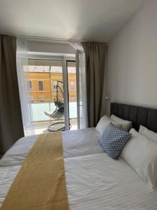 Zene Lux Apartment Vinyl Record Player & Projector