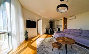 Elija Sunny Family Apartment