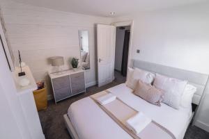 Large seaside apartment 1min from sea - sleeps 6