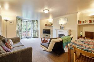 Host & Stay - The Den