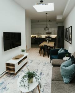 Welcoming and Light Filled 2bdr Apartment