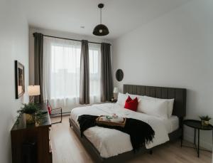Welcoming and Light Filled 2bdr Apartment