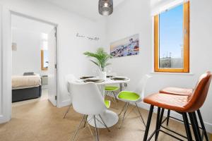 Central Piccadilly Luxury Three Bedroom Apartment