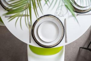 Central Piccadilly Luxury Three Bedroom Apartment