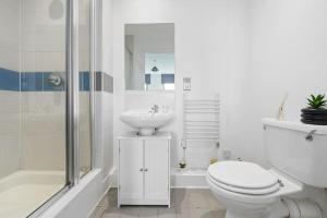 Central Piccadilly Luxury Three Bedroom Apartment