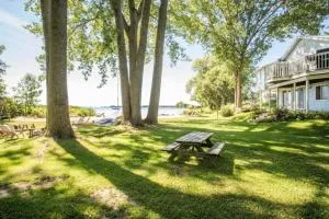Waupoos Beach Commons House and Chalet - Bongard