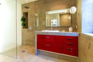 Villas SELECT-soHOME - Villa pour 8 personnes avec jacuzzi, vue mer et parking au coeur du Lavandou ! - VILLA MOUN PANTAI : photos des chambres