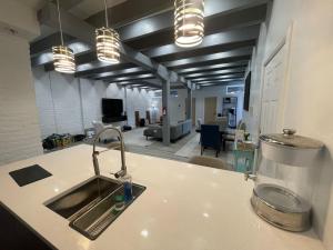 Downtown Vibes 2BR Parking Bikes