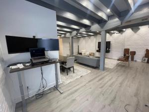 Downtown Vibes 2BR Parking Bikes