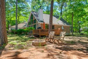 Cape Royale Home w Deck - Walk to Lake Livingston