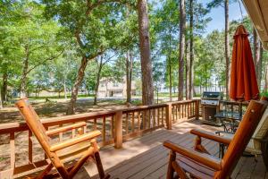 Cape Royale Home w Deck - Walk to Lake Livingston