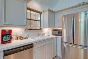 Cape Royale Home w Deck - Walk to Lake Livingston