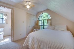 Cape Royale Home w Deck - Walk to Lake Livingston