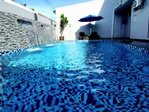 2Houses with A Huge Private Pool 8 Bedrooms & 8 Bathrooms