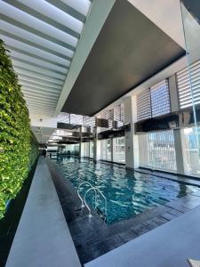 Quiet Condo with Fast WiFi, Own Balcony, Pool and Gym