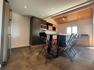 Maisons de vacances Maison moderne a 400m de la plage avec terrasses et equipements complets a St-Jean-de-Luz - FR-1-239-878 : photos des chambres