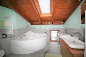 Giglio vista lago dOrta con vasca idro