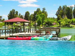 Lodge frente al lago con tina caliente privada