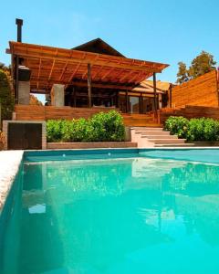 Lodge frente al lago con tina caliente privada