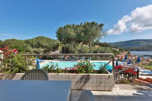 Il Porto Bilocale 11 con piscina - Goelba