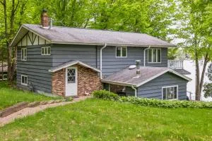 Scenic 4BR Lake View Cottage - Shawano