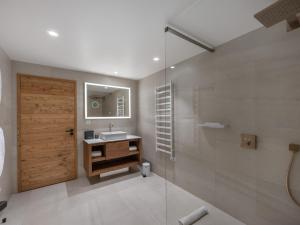 Appartement neuf ski-inski-out avec accès spa et piscine, à Courchevel 1850 - FR-1-564-105