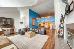 Beautiful Condo with Balcony on Lake Chelan!